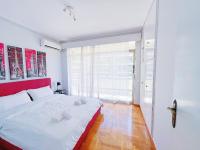 Spacious 2BR by Floisvos Beach Saltwater Balcony客房内的一张或多张床位