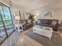 默特尔比奇Serene 2 bed, 2 bath lodge, with amenities, 101AC lodge的带沙发和咖啡桌的客厅