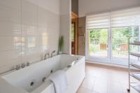 Ferienpark Rübezahl am Müggelsee, Haus 22 Heide mit eigener Sauna, idealer Ort für Natur- und Erholungssuchende, für Radfahrer, Familien mit Kindern und Hundeliebhaber的一间浴室