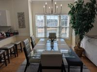 默特尔比奇Beautiful 1500 s f 3 Bd - 2 Ba condo overlooking stream and golf course的有桌子和椅子的餐厅