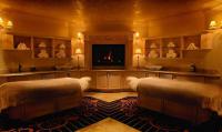 里诺Peppermill Resort Spa Casino的带壁炉的客厅内的两张床