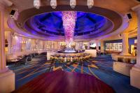 里诺Peppermill Resort Spa Casino的游轮大厅里悬挂着枝形吊灯
