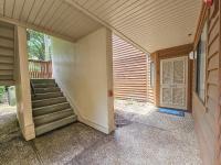 默特尔比奇Serene 2 bed, 2 bath lodge, with amenities, 101AC lodge的有楼梯的房子的楼梯