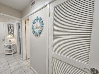 默特尔比奇Serene 2 bed, 2 bath lodge, with amenities, 101AC lodge的有带百叶窗的门的房间