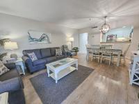 默特尔比奇Serene 2 bed, 2 bath lodge, with amenities, 101AC lodge的带沙发和桌子的客厅