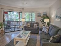 默特尔比奇Serene 2 bed, 2 bath lodge, with amenities, 101AC lodge的带沙发和桌子的客厅