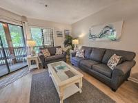 默特尔比奇Serene 2 bed, 2 bath lodge, with amenities, 101AC lodge的带沙发和桌子的客厅