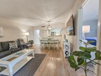 Serene 2 bed, 2 bath lodge, with amenities, 101AC lodge的电视和&#47;或娱乐中心