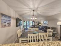 Serene 2 bed, 2 bath lodge, with amenities, 101AC lodge的休息区