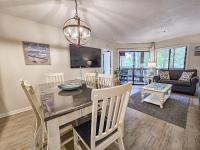 Serene 2 bed, 2 bath lodge, with amenities, 101AC lodge的休息区