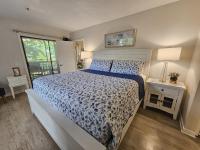 Serene 2 bed, 2 bath lodge, with amenities, 101AC lodge客房内的一张或多张床位