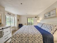 Serene 2 bed, 2 bath lodge, with amenities, 101AC lodge客房内的一张或多张床位