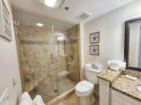Serene 2 bed, 2 bath lodge, with amenities, 101AC lodge的一间浴室