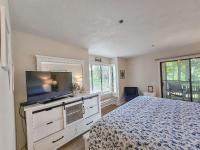 Serene 2 bed, 2 bath lodge, with amenities, 101AC lodge客房内的一张或多张床位