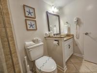 Serene 2 bed, 2 bath lodge, with amenities, 101AC lodge的一间浴室