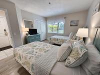 Serene 2 bed, 2 bath lodge, with amenities, 101AC lodge客房内的一张或多张床位