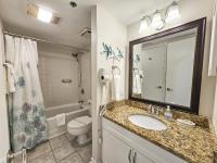 Serene 2 bed, 2 bath lodge, with amenities, 101AC lodge的一间浴室
