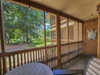 Serene 2 bed, 2 bath lodge, with amenities, 101AC lodge外面的花园