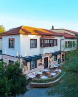 安塔利亚Saye Konak Hotel &#39; Kaleiçi&amp;Oldtown&#39;的酒店前面设有桌椅