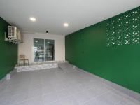 合艾財家 Chai House NEAR Lee Garden,Private parking的一间空房间，有一面绿色的墙和一把椅子
