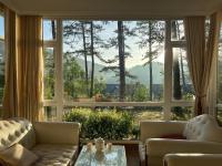 大叻Lan Anh Villas Resort的客厅设有美景大窗户