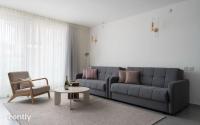 埃拉特Luxury Apartments And Studios At Sea Side By Rently的客厅配有沙发、桌子和椅子