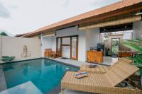 乌布Uma Jala Villa Ubud的带游泳池和房子的别墅