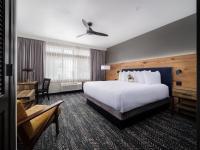 杰克逊The Rockwell Inn的配有一张大床和一张书桌的酒店房间