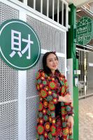 合艾財家 Chai House NEAR Lee Garden,Private parking的女人站在标志前