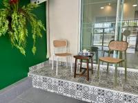 合艾財家 Chai House NEAR Lee Garden,Private parking的两把椅子和一张桌子放在柜台上