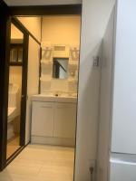 东京仁信小屋的带水槽和镜子的小浴室