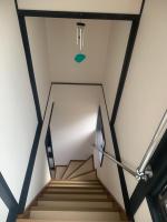 东京仁信小屋的吊灯的建筑物内的楼梯