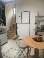 东京仁信小屋的配有桌子和冰箱的厨房