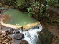 福尔图纳Hotel Heliconias Nature Inn &amp; Hot Springs的瀑布旁的小水池