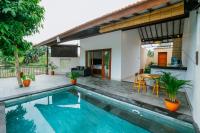 乌布Uma Jala Villa Ubud的带游泳池和房子的别墅