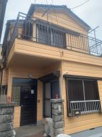 东京仁信小屋的房屋的顶部设有阳台