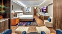 里诺Atlantis Casino Resort Spa的配有床和书桌的酒店房间