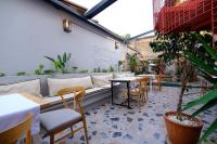 安塔利亚Saye Konak Hotel &#39; Kaleiçi&amp;Oldtown&#39;的天井配有沙发和桌椅