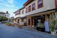 安塔利亚Saye Konak Hotel &#39; Kaleiçi&amp;Oldtown&#39;的街道上设有桌椅的建筑