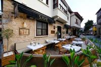 安塔利亚Saye Konak Hotel &#39; Kaleiçi&amp;Oldtown&#39;的大楼外带桌椅的餐厅