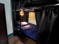 Sin City Hostel客房内的一张或多张双层床