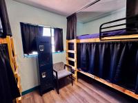 Sin City Hostel客房内的一张或多张床位