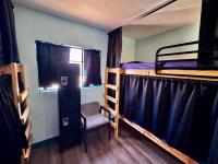 Sin City Hostel客房内的一张或多张床位
