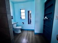 Sin City Hostel的一间浴室