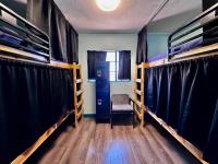 Sin City Hostel客房内的一张或多张床位