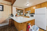 Chalet at Rainier Lodge (0.4 miles from the entrance)的厨房或小厨房