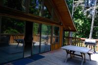Chalet at Rainier Lodge (0.4 miles from the entrance)的阳台或露台