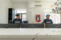 布鲁克林纽约摩尔旅馆的两个人坐在一个房间里桌子上