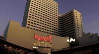 里诺Harrahs Hotel Reno的前面有骚扰标志的大建筑