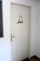 布如克纽多夫Hotel Restaurant Joseph的白色的门,上面有标志